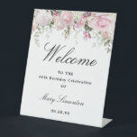 ピンクホワイトフローラ90th Birthday Party Welcome 台座サイン<br><div class="desc">このフローラデザインで誕生日パーティーへようこそエレガント。上部には縁ど赤面ののバラと白いあじさい花の緑豊かなフローラが置かれている。ようこそ書は大きなトレンドフォントにある。残りの文字は、縦型と斜体のクラシックの組み合わせである。非常に簡単にすカスタマイズ。</div>