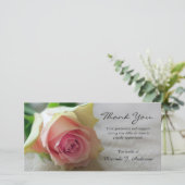 ピンクホワイトローズフォトフローラ悔やみや弔慰 サンキューカード (スタンド正面)