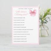 ピンクボウコケット赤ちゃんシャワー – 編集可能な名前， 5x7 招待状 (スタンド正面)