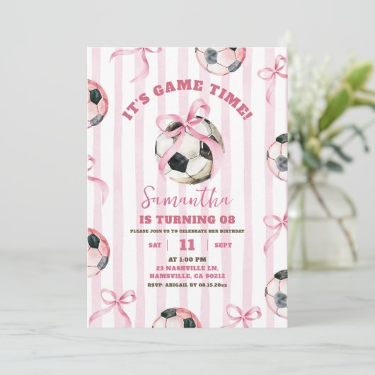 ピンクボウストライプガールサッカーゲームタイム誕生日 招待状 (スタンド正面)