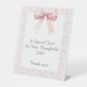 ピンクボウトイレガールベビシャワーギフトテーブル 台座サイン (正面)