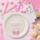 ピンクボウパールフォトガールジョイント誕生日へようこそ ペーパープレート (パーティー)