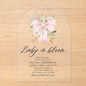 ピンクボウベビーイン開花フローラガールベビーシャワー アクリル招待状 (正面)