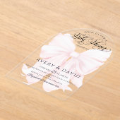 ピンクボウモダンガールエレガントベビーシャワー アクリル招待状 (レイダウン)