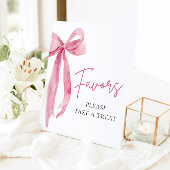 ピンクボウモダン卒業式パーティーが看板を引き立てる 台座サイン