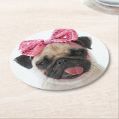 ピンクボウ付きパグ ラウンドペーパーコースター (アングル)