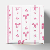 ピンクボウ垂直ストライプ – コケ名門私立校風のット誕生日 フェイバーボックス (上部)