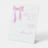 ピンクボウ彼女が結んでいる結び目ミモサバー 台座サイン (正面)