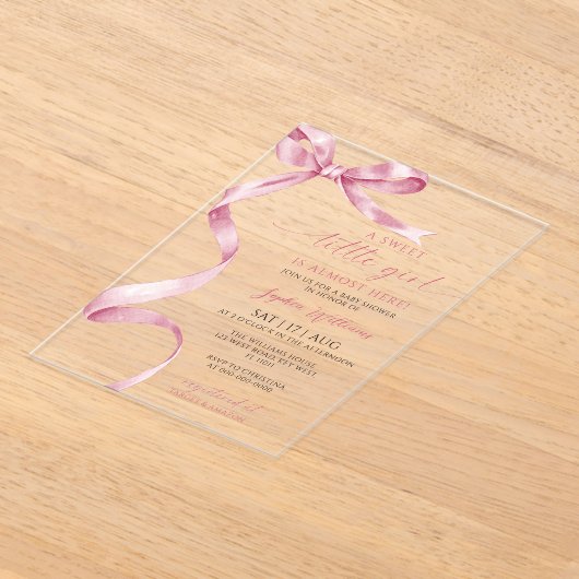 ピンクボウ甘い小さな女の子ベビーシャワー アクリル招待状 (レイダウン)