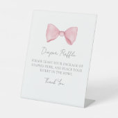 ピンクボウ赤ちゃんシャワーおむつラッフルエンクロージャカード 台座サイン (正面)