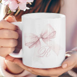 ピンクボウ コーヒーマグカップ<br><div class="desc">繊細なピンクの弓とスクリプトのイニシャルモノグラムを備えた美しいマグカップで、あなたの朝のルーチンに優雅さとフェミニニティのtouchを追加パーソナライズされた。ソフトなガーリーデザインはキッスタイリッシュチンに加え、コーヒーやティータイムに可愛くてトレンディーなアクセントを与える。おカスタマイズ好みのユニークtouchに対して、イニシャルで簡単にパーソナライズされたお楽しみいただけます。自宅でもオフィスでも、このマグカップはスタイルとコケモダンットの魅力の完璧なブレンド</div>