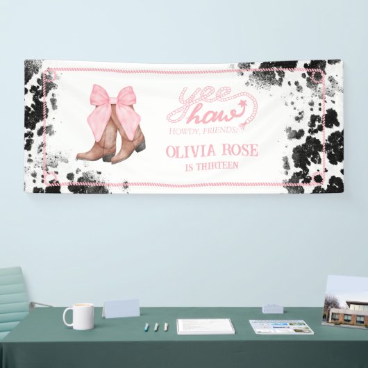 ピンクボウ&女性のカーボーイブーツコケットウェスタン誕生日 横断幕 (トレードショー)