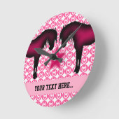 ピンクポニーパーソナライズされた ラウンド壁時計 (傾斜)