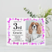 ピンクポープリントカスタムペットフォトドッグ誕生日 招待状 (スタンド正面)