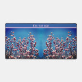 ピンクマグノリア咲く青空パーソナライズされた デスクマット (正面)