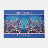 ピンクマグノリア咲く青空パーソナライズされた ドアマット (正面)