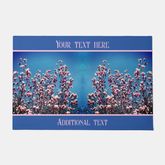 ピンクマグノリア咲く青空パーソナライズされた ドアマット (正面)