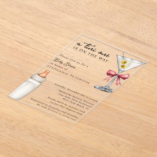 ピンクマルティニの赤ちゃんシャワーが途中にあるTini アクリル招待状 (レイダウン)