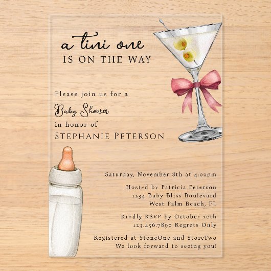 ピンクマルティニの赤ちゃんシャワーが途中にあるTini アクリル招待状 (正面)