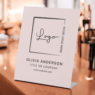 ピンクミニマリストビジネスロゴプロフェッショナル モダン 台座サイン