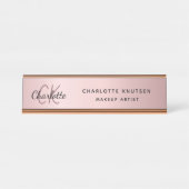 ピンクメタルモノグラムモダンプロフェッショナル デスクネームプレート (正面)