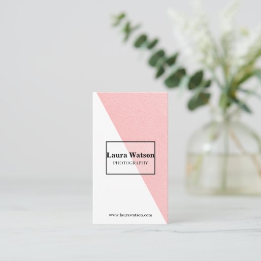 ピンクモダンと白のカスタマイユニークズ 名刺 (スタンド正面)