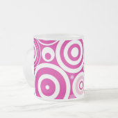 ピンクモダンと白の同心レトロ円 フロストグラスマグカップ (正面左)