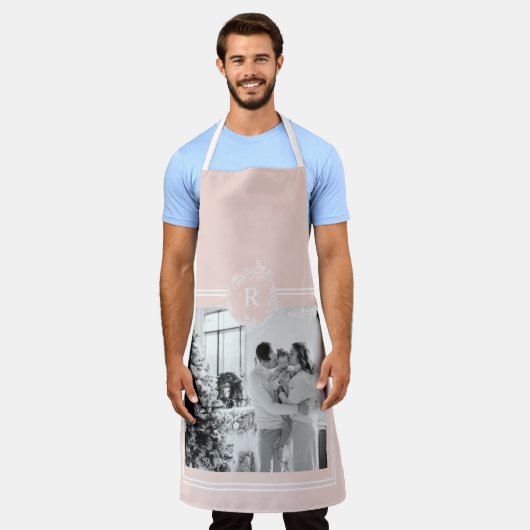 ピンクモダンと白 |家族の写真 |イニシャル エプロン (着用した状態)