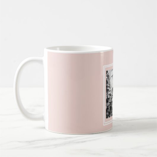 ピンクモダンと白 |家族の写真 |イニシャル コーヒーマグカップ (左)