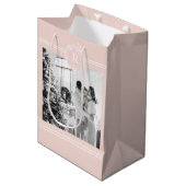 ピンクモダンと白 |家族の写真 |イニシャル ミディアムペーパーバッグ (正面アングル)