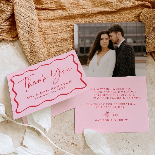 ピンクモダンと赤の波状フレームの写真結婚の サンキューカード