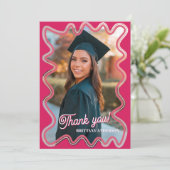 ピンクモダンと黒の波状の卒業 サンキューカード (スタンド正面)