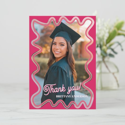 ピンクモダンと黒の波状の卒業 サンキューカード (スタンド正面)