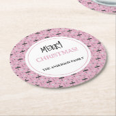 ピンクモダンのクリスマスの白黒パターン ラウンドペーパーコースター (アングル)