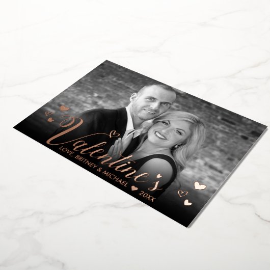 ピンクモダンのスクリプトシックハート白黒写真 箔シーズンカード (回転した状態)