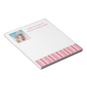 ピンクモダンのストライプ写真パーソナライズされた ノートパッド (アングル)