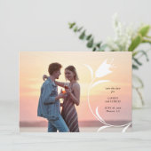 ピンクモダンのチューリップの結婚式の日付を保存 招待状 (スタンド正面)