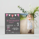 ピンクモダンのバンティングフラッグフォトバースデーパーティー 招待状 (スタンド正面)