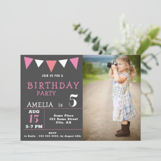 ピンクモダンのバンティングフラッグフォトバースデーパーティー 招待状 (スタンド正面)