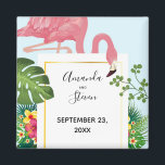 ピンクモダンのフラミンゴの結婚式の日付磁石を保存 マグネット<br><div class="desc">結婚式は、可愛くてピンクのフラミンゴと日付のマグネットを保お洒落存している。緑の熱帯の葉花と赤と黄色のハイビスカスに囲まれた。中央に長方形の金ゴールドグラデーションフレーム。</div>