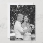 ピンクモダンのフローラ写真結婚式の日付を保存 招待状 (裏面)