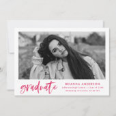 ピンクモダンのブラシスクリプト写真の卒業 案内状 (正面)