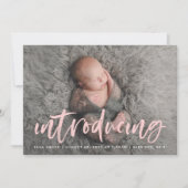 ピンクモダンのブラシスクリプト紹介フォト誕生 案内状 (正面)