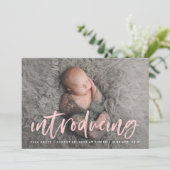 ピンクモダンのブラシスクリプト紹介フォト誕生 案内状 (スタンド正面)