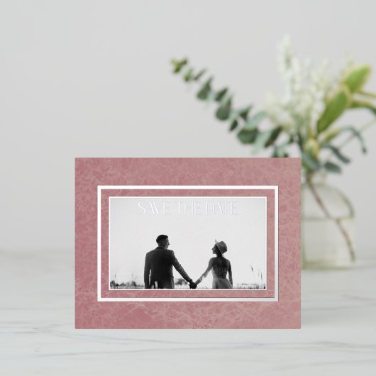 ピンクモダンの大理石フォトフォイル日付を保存 箔シーズンポストカード (立ち正面)