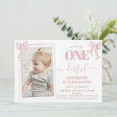 ピンクモダンの弓の写真のオネダーフル1歳の誕生日 招待状 (スタンド正面)