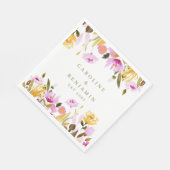 ピンクモダンの水彩フローラ結婚名前をカスタムする スタンダードランチョンナプキン (角)