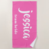 ピンクモダンの花嫁の名モノグラムの前 ビーチタオル (正面)