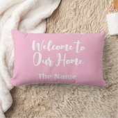 ピンクモダンウェルカムホーム名前をカスタムする ランバークッション (ブランケット)