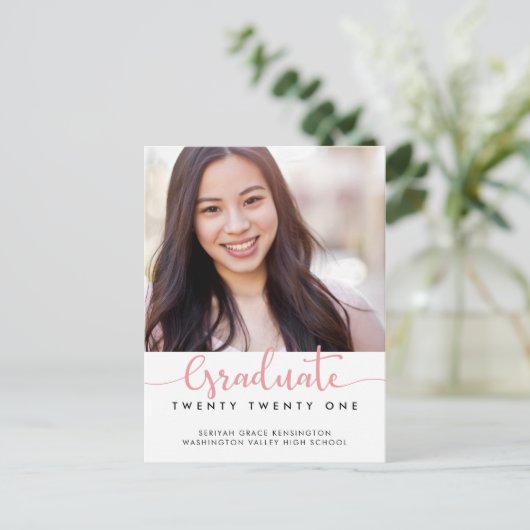 ピンクモダンエレガントの卒業スクリプトの写真 案内ポストカード (スタンド正面)
